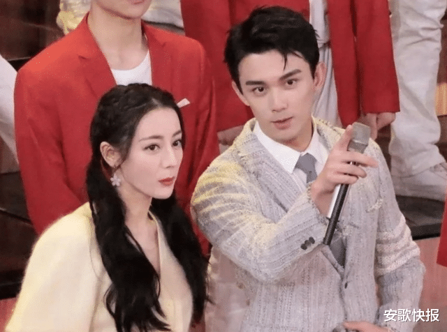 龚俊|五四晚会造型：龚俊本想帅的与众不同，却成为“万花丛中一点红”