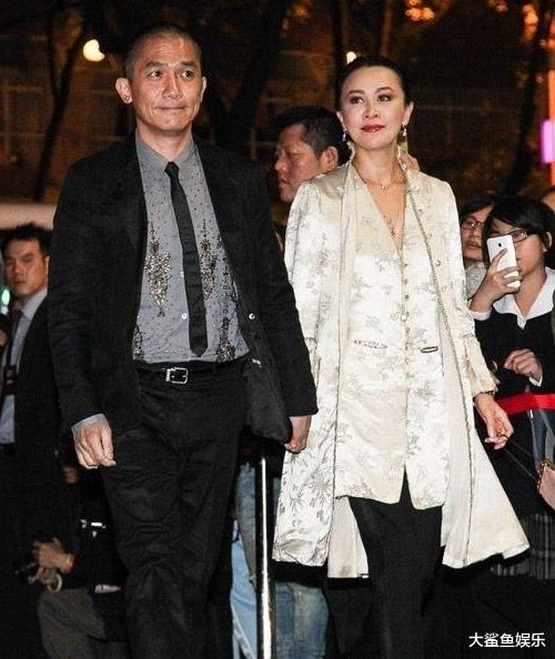 鞠婧祎|刘嘉玲一袭白色中式丝绸套装出席活动，尽显温婉东方美，骨子里透出的优雅太迷人