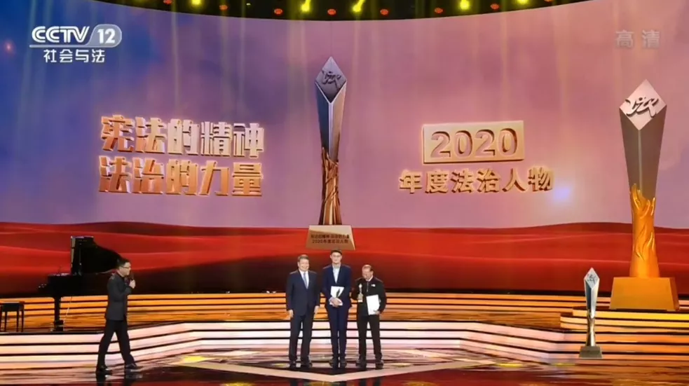 罗翔|被骂到退网的他,悄悄捐了37万:人生若觉无意义,不如看一看罗翔