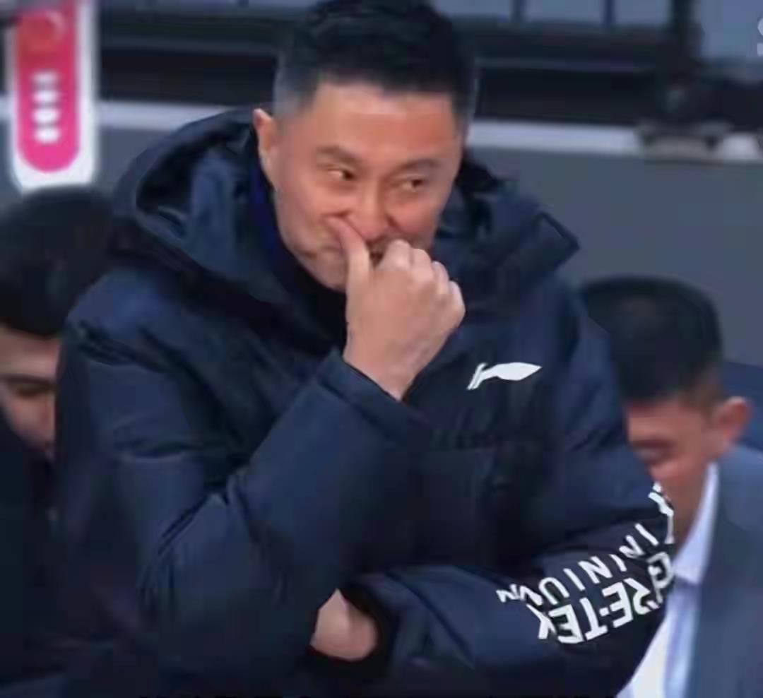 C罗|球员冻得搓手，主教练穿上羽绒服，亚洲第一篮球联赛CBA太业余