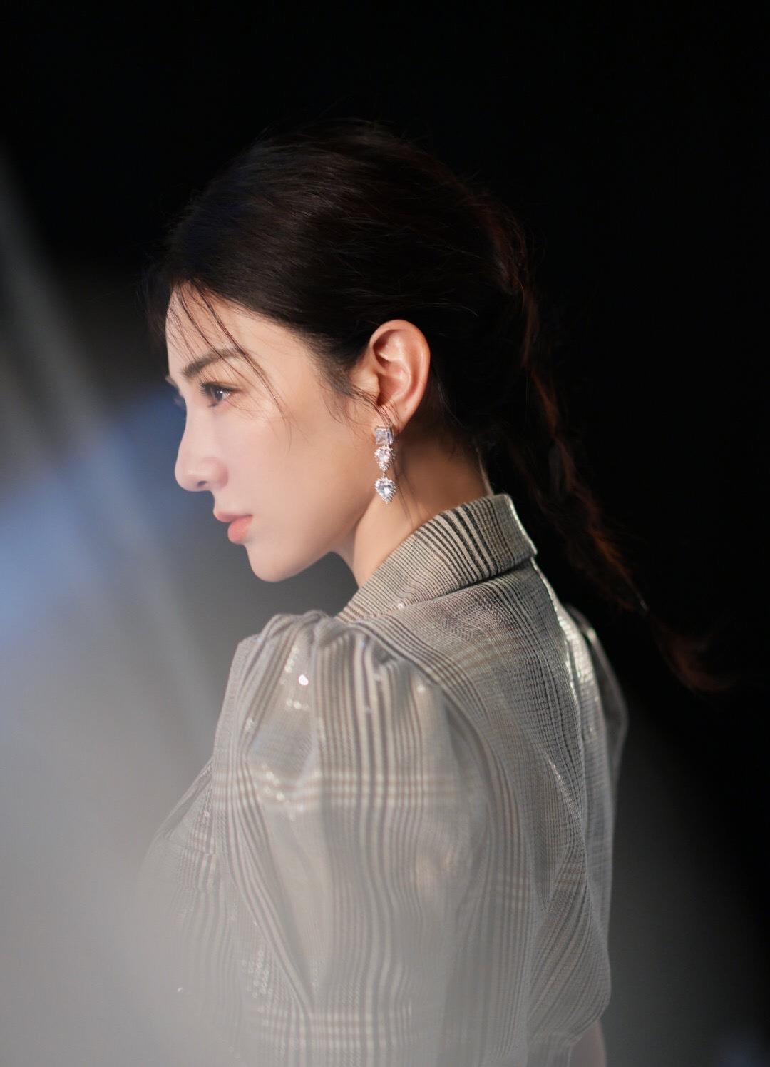 言真说 继吐槽秦昊娶了个娘后，黄奕伊能静首度同台，两人和解场面仍尴尬