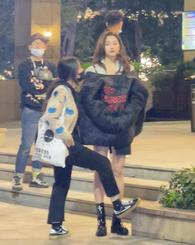 关晓彤|关晓彤拍戏被偶遇，真人又高又瘦美腿吸睛，被赞：生图比精修还美