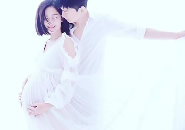 谢娜|谢娜生了！网友在香港偶遇娜娜和张杰，孕肚已消失，杰哥暖心陪在身边照顾