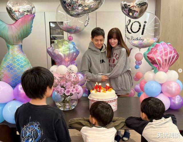 林志颖|林志颖家中挂圣诞袜，被发现多了一只小小的B字袜，引起热议