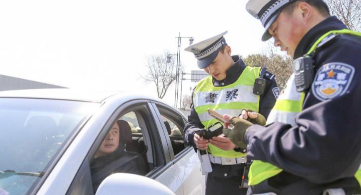 驾驶|副驾驶上没坐人也被扣6分？车主直接发飙：我到底违反了哪条规定