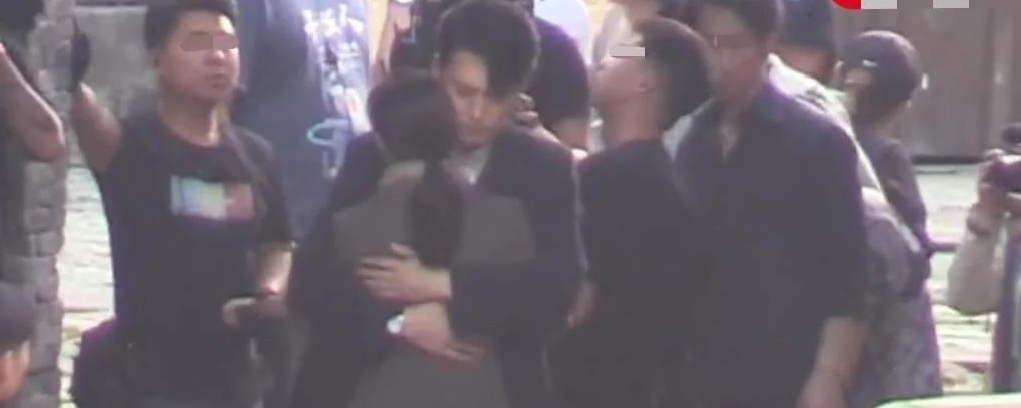 靳东|靳东片场抽雪茄被偷拍，吞云吐雾姿势老练，身穿西装精神状态佳