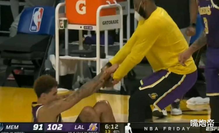 勒布朗·詹姆斯|詹皇28+9+8又不刷三双！平筐战斧怒扣现场连放7遍，三分比库里秀