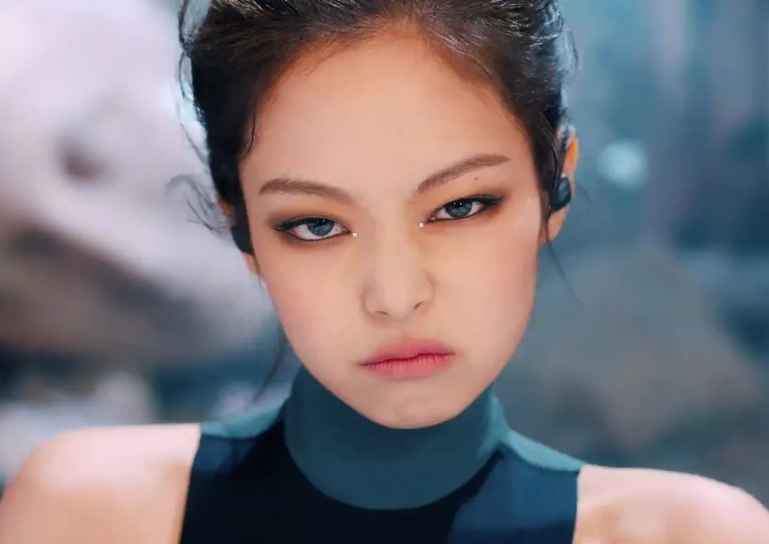InsDaily|翻版Jennie？这个美女DJ凭“杰尼龟脸”出圈，肉肉身材甜中带辣…
