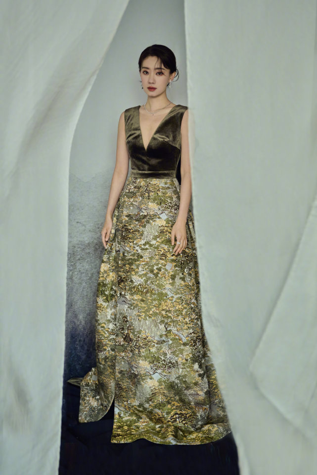 张小斐|张小斐成今年大赢家!拿下影后底气十足,连换三套造型彻底大开挂