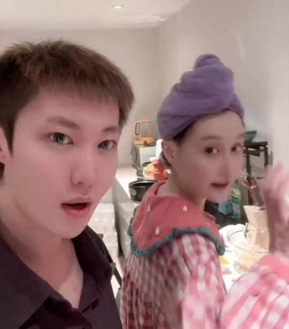 赵本山|赵本山女儿晒同居日常,感冒了还要做饭,男友只顾录视频夸她贤惠