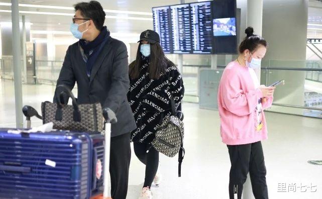 斯嘉丽·约翰逊|王岳伦父女罕走机场，王诗龄穿2万6皮草拎大牌包，御姐范太像李湘