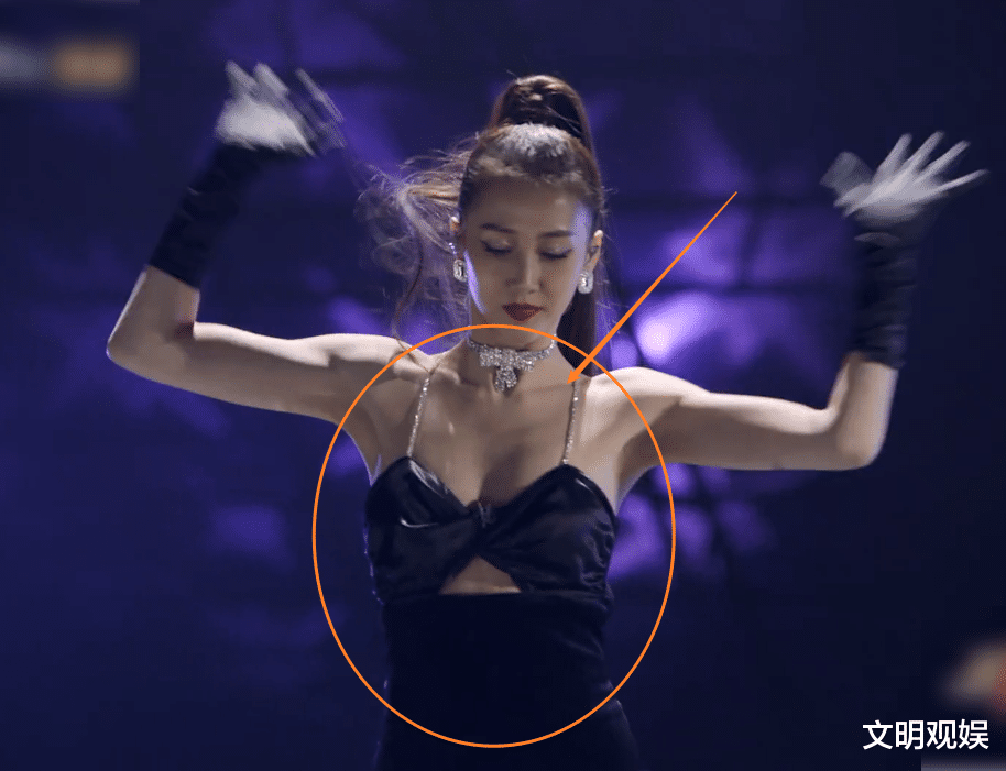 弦子|34岁弦子参加选秀太敢穿，在舞台上转身那瞬间，背部让人看呆了