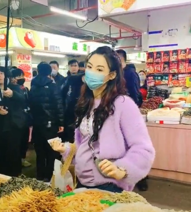 张柏芝|张柏芝现身学校录节目，双手紧托凸起腹部，胯部变大身材发福走样