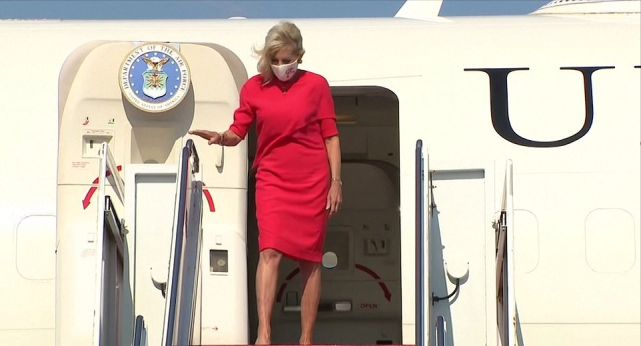 全球时尚风行 70岁美国第一夫人闪耀罗马!一身红色好惊艳,穿红色高跟鞋秀美腿