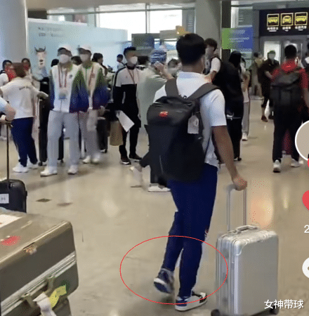 中国足球|抵达西安后苏炳添价值上万的倒钩吸睛，可他的行李箱却只需100