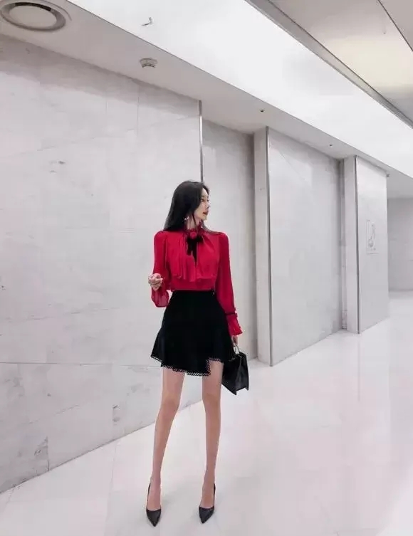 壹品穿搭|女神孙允珠高清时尚搭配：艳彩妖姬野玫瑰系带挂领衬裙