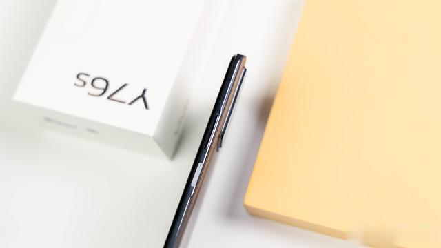 锤子|轻薄机身暗藏5000万影像系统 vivo Y76s图赏