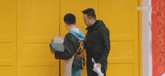 芒果台|又一芒果台主持人“翻车”！直言打透明伞太娘，被嘲“爹味十足”