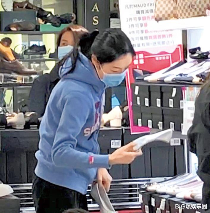 香港小姐|她是港姐冠军身家两亿，买打折鞋吃小吃摊，嫁建筑师生三子