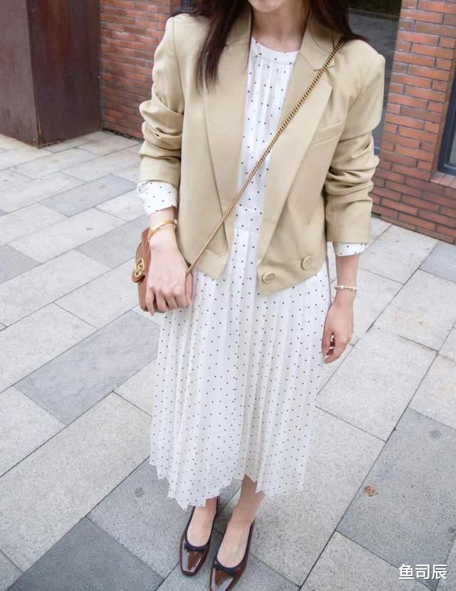 鱼司辰|想变成“商圈精英”的女神，试一试西服搭配波点连衣裙，高贵大气