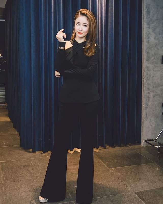 穿衣搭配 林心如久违的红毯，染黄发穿开叉礼服优雅知性，霍建华福气不浅