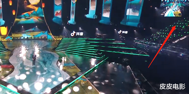 跨年晚会|跨年晚会让人不省心，湖南台主持人接不住词，江苏台一只手误入画