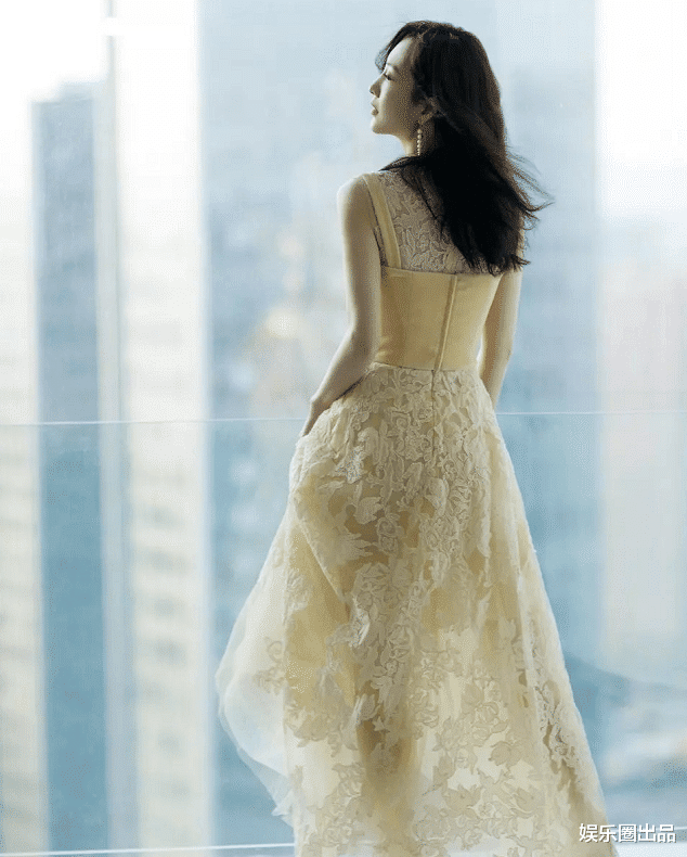 王鸥|王鸥镂空装大片火了，曝光44分钟阅读量超过40万，网友排队转发