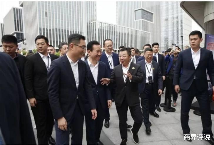 王健林|王健林在全国盖几百个万达广场，他哪来那么多钱？原来靠卖房赚的