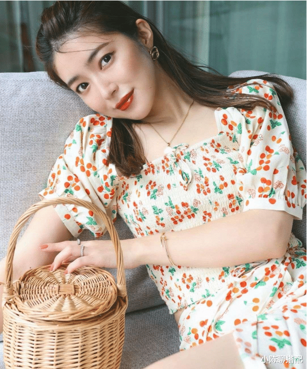 小陈聊搭配|教科书级别的港风穿搭，竟然在一个日本博主身上找到了，品味真好