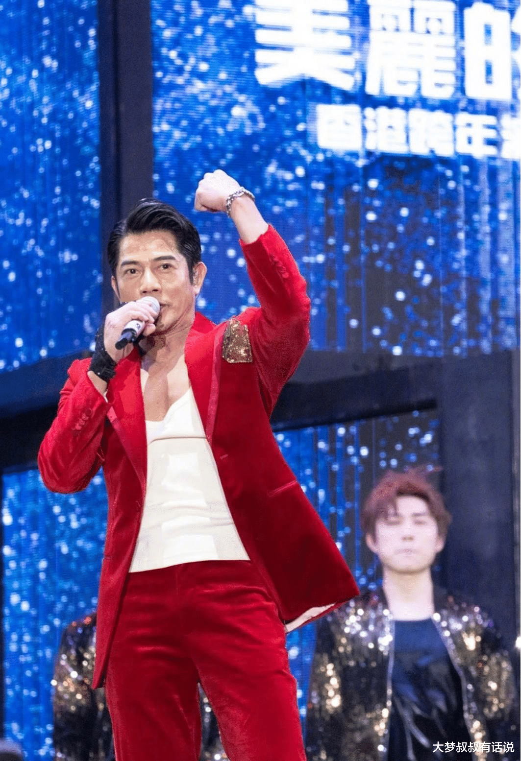 |56岁郭富城“肌肉撑爆西装”唱跨年!舞台网友看呆:小鲜肉学著点