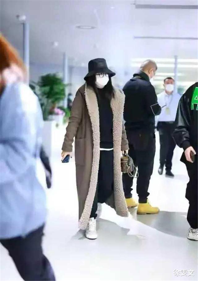 李湘|李湘离婚后放飞自我，机场露面身材失控，目测至少有180斤