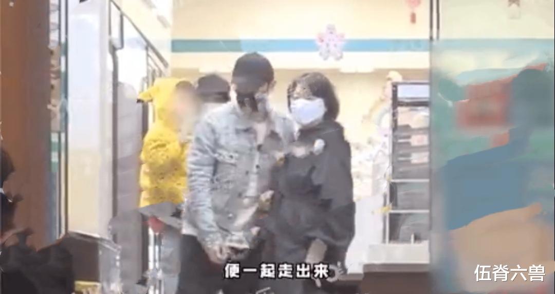 黄晓明|黄晓明baby罕见同框，一起带小海绵就医，baby全程抱着孩子不松手