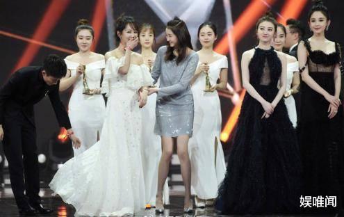 刘露|肖战张一山负责提裙子，李现帮忙领奖杯，杨紫的异性缘真是太好了