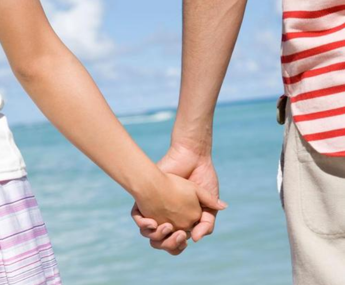 浙江省 可怜！浙江男子七夕当天偶遇女友和小白脸逛街，十指相扣不松手