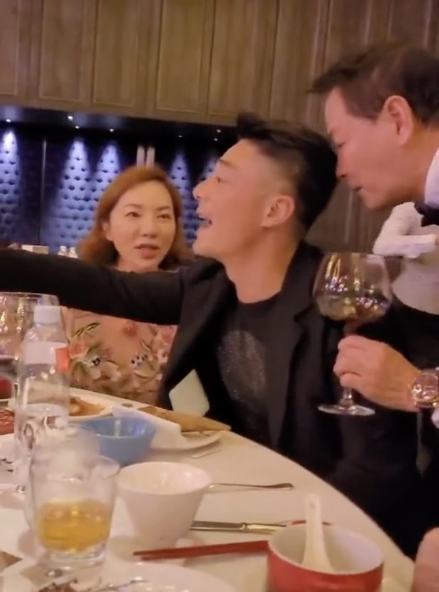 霍建华|霍建华为岳母寿宴撑场，遇豪门千金紧贴身体合影，面露尴尬浑身抗拒