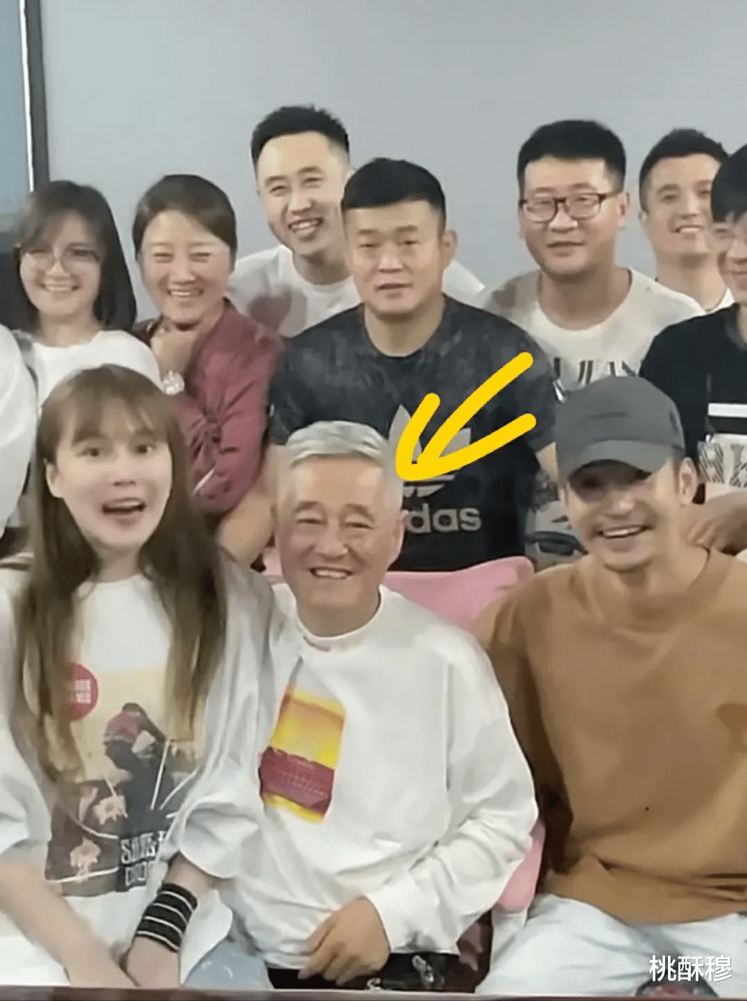 赵本山|63岁的赵本山，“父亲节”的排场是真大，浩浩荡荡几十人，排队为其送祝福