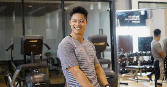 BiuFashion|“亚洲人的骄傲”苏炳添，是个温柔暖男，一家三口亲子装好温馨