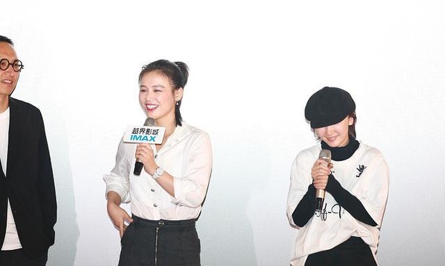 波波的时尚|马思纯穿白衬衫太有气质了，但周冬雨也不差，叠穿T恤也很时尚