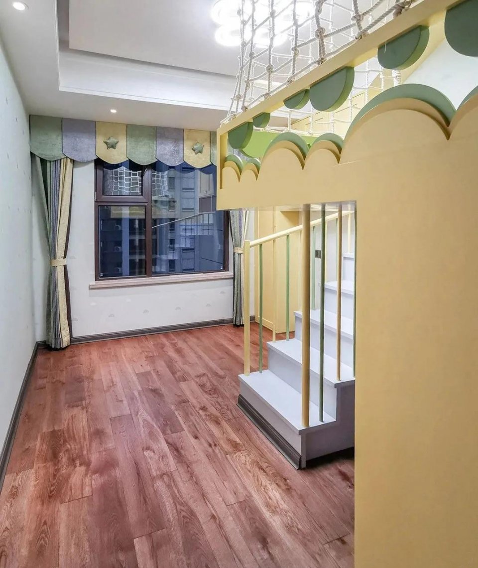 给孩子打了一张床，挂在空中，踩楼梯上去，完工后火遍了全小区！