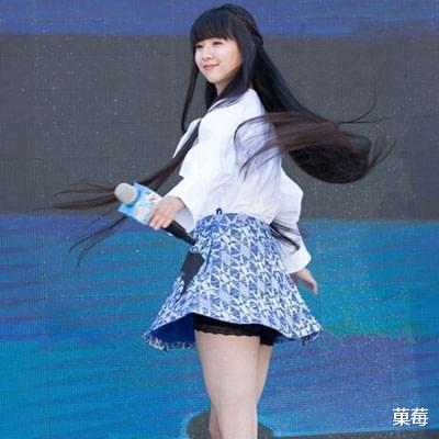 菓莓 春晚连转4小时的“小彩旗”，现如今身材走样，网友：太叛逆了