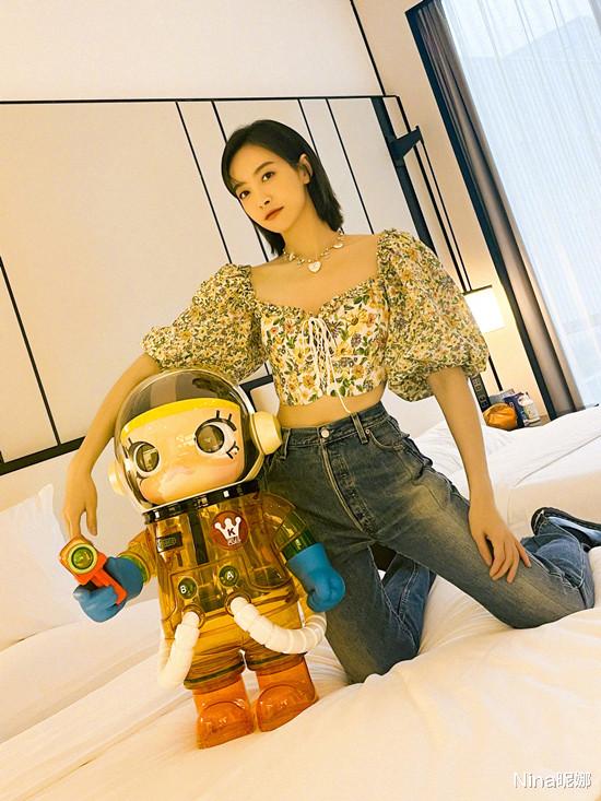 Nina昵娜 宋茜打卡环球影城,穿九分裤露秋袜被吐槽,迈八字步3助理作陪气场大