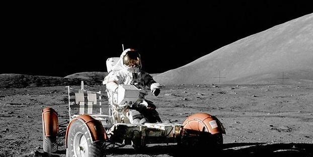 月球 宇航员在月球上留下96袋纸尿裤，50多年过去了，纸尿裤如何了？
