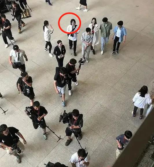 金樱妈妈|丁真带队采购,生图暴露姚安娜真实颜值,衣衫肥大像桑拿妹