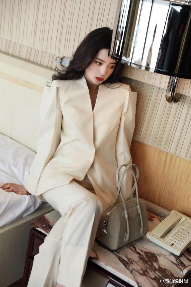 欧阳娜娜|欧阳娜娜真会穿，穿红裙优雅又喜庆，扎高马尾灵动又减龄