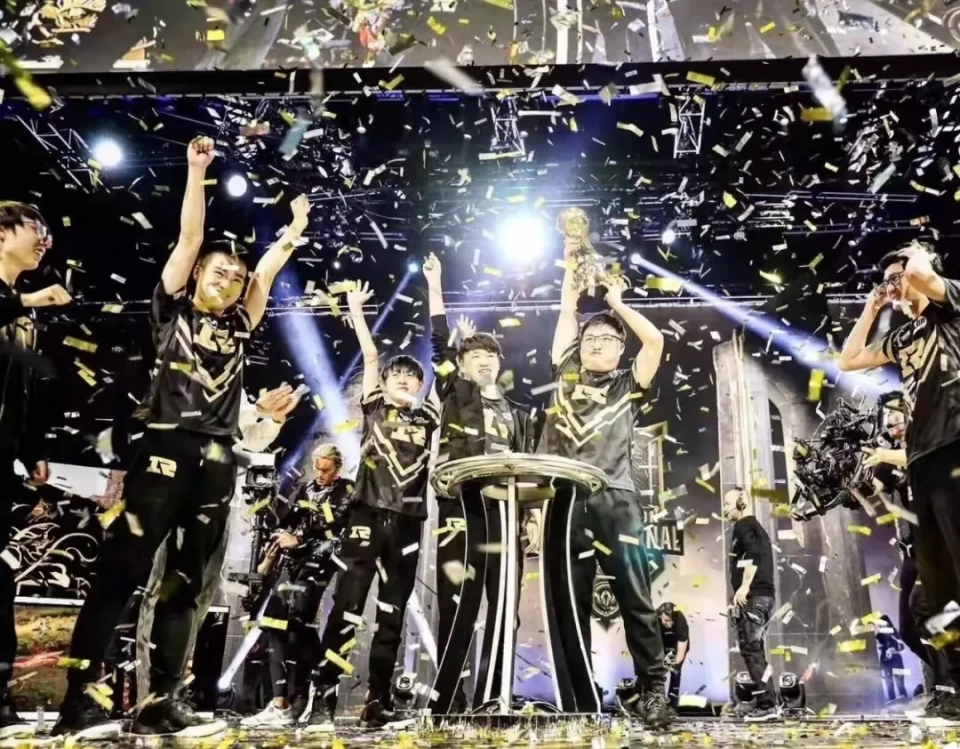 培训机构|电竞游戏的狂欢骗局：一场比赛奖金千万，职业选手月薪三千