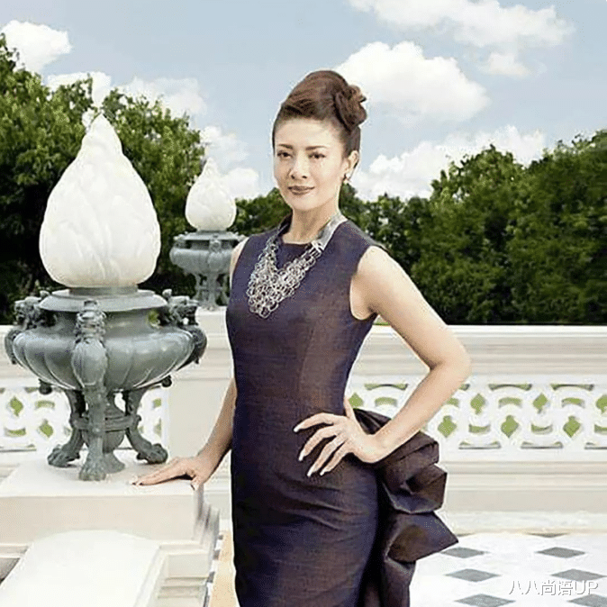 八八尚语UP|西拉米穿印花裙配波浪卷发，王后贵妃为她“护驾”，余娃达没机会