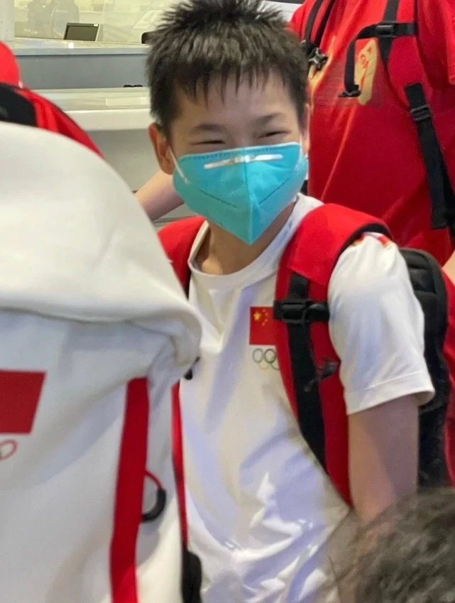 时尚风行派|全红婵衣锦还乡!为跟家人过节放弃游乐园 ,爱穿国产短袖超接地气