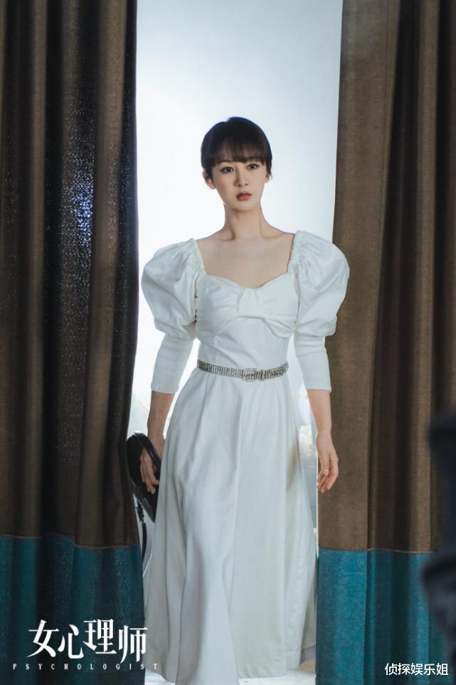 杨超越|杨紫穿西装现身活动变拽姐,被围着拍照挥手回应,真人又美又亲和