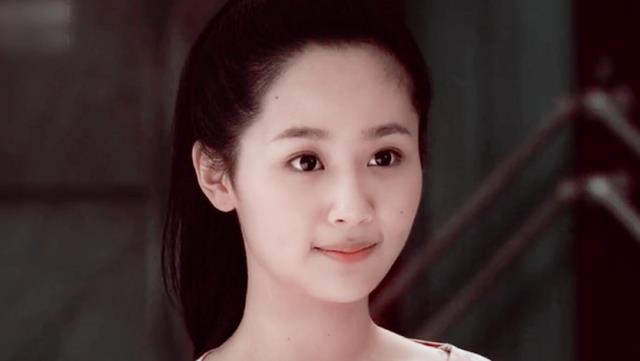 杨紫|不拍戏一年，杨紫又瘦回十八岁，看清这腿，确定是尊重学生党？