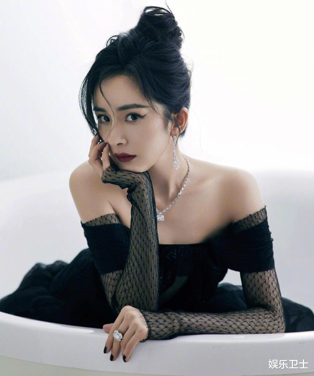 杨幂|杨幂拾光盛典造型好辣，生图美艳首次尝试深V，签名笔写不出字反应好憨